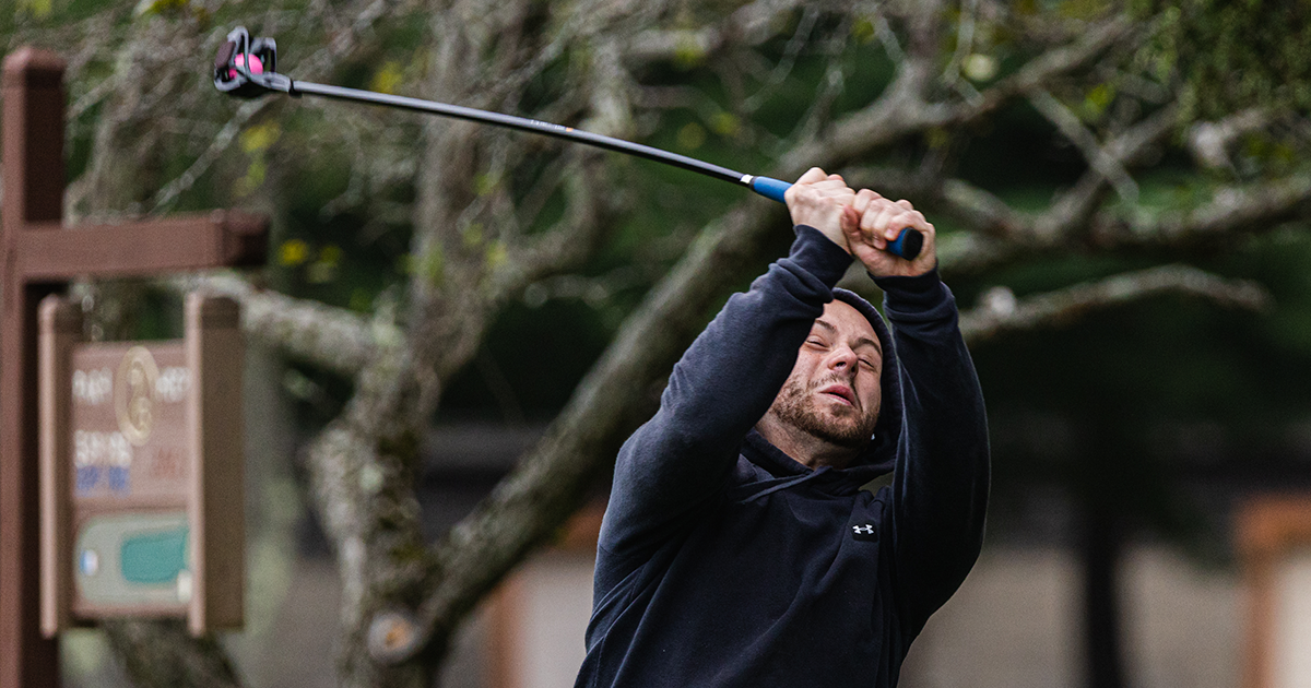 FlingGolfer teeing off